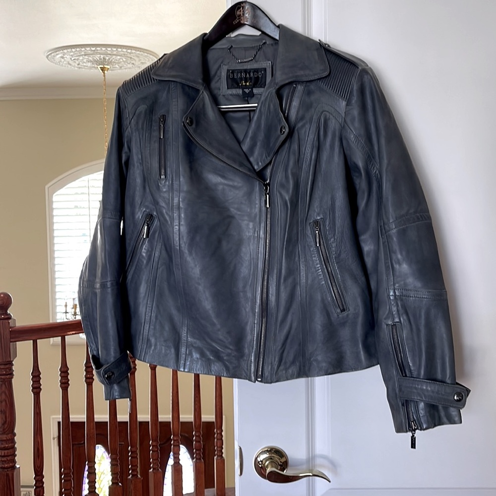 Don’t miss this! Sharp leather bomber jacket. Never worn. EUC